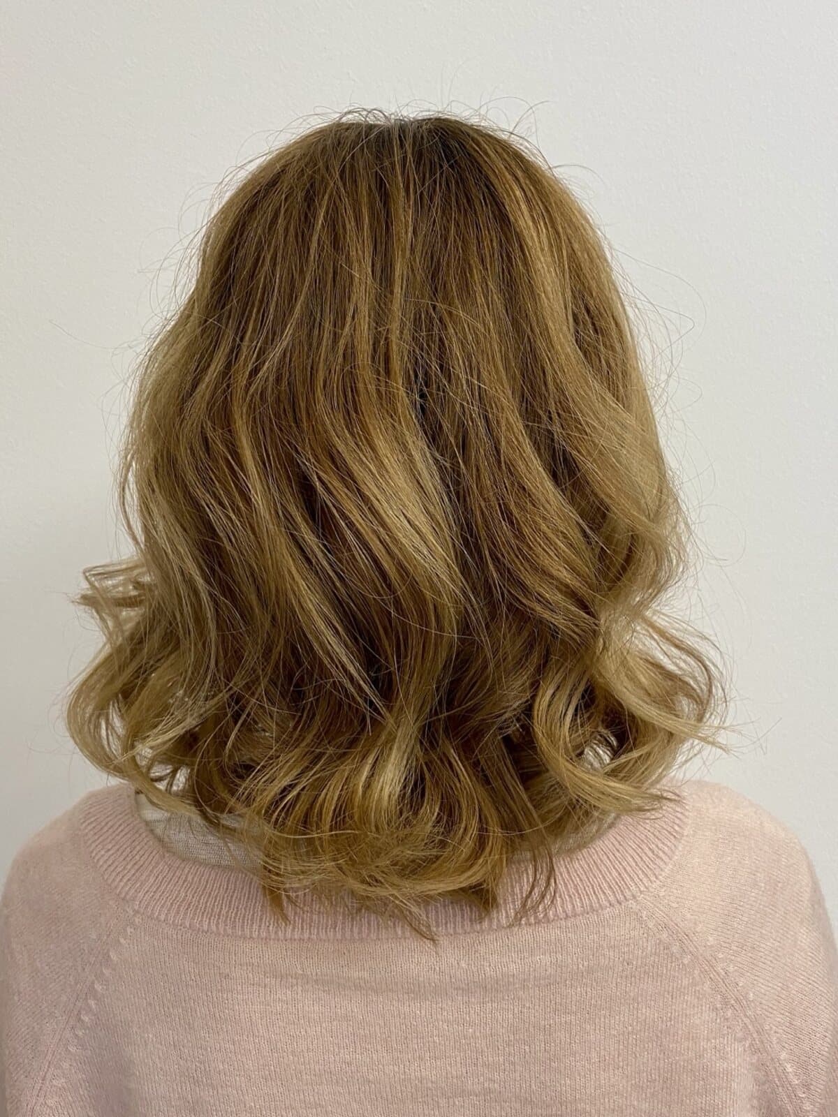 Blonde Wellen auf Schulterlänge, von hinten